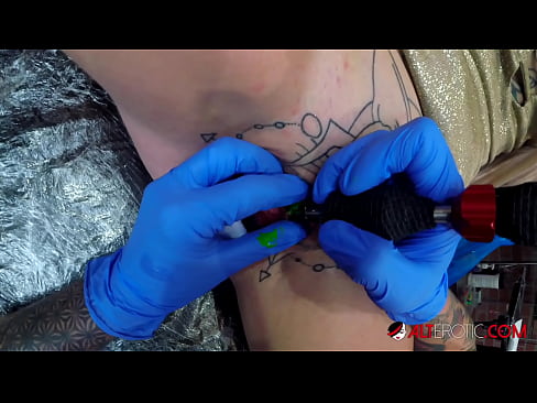 ❤️ tattooed ທີ່ສຸດ Hottie Sully Savage ໄດ້ຮັບ tattoo ສຸດ clitoris ຂອງນາງ ☑ ວິດີໂອເພັນ ຢູ່ພວກເຮົາ
