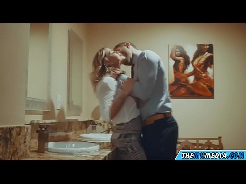 ❤️ ໃນເວລາທີ່ຜິວເນື້ອສີຂາວ busty seduces ທ່ານຢູ່ໃນຫ້ອງນ້ໍາສາທາລະນະ ☑ ວິດີໂອເພັນ ຢູ່ພວກເຮົາ